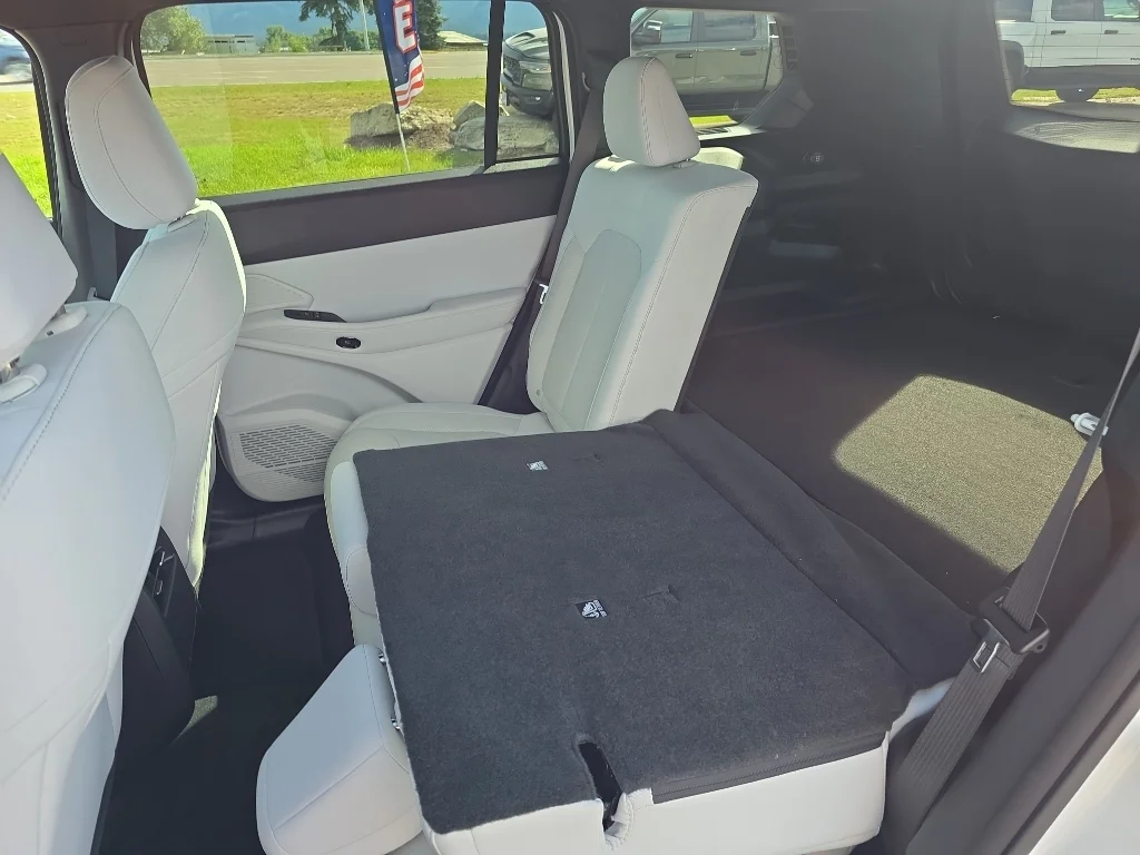 New 2026 Bright White Clear-Coat Exterior Paint Jeep Laredo image 24