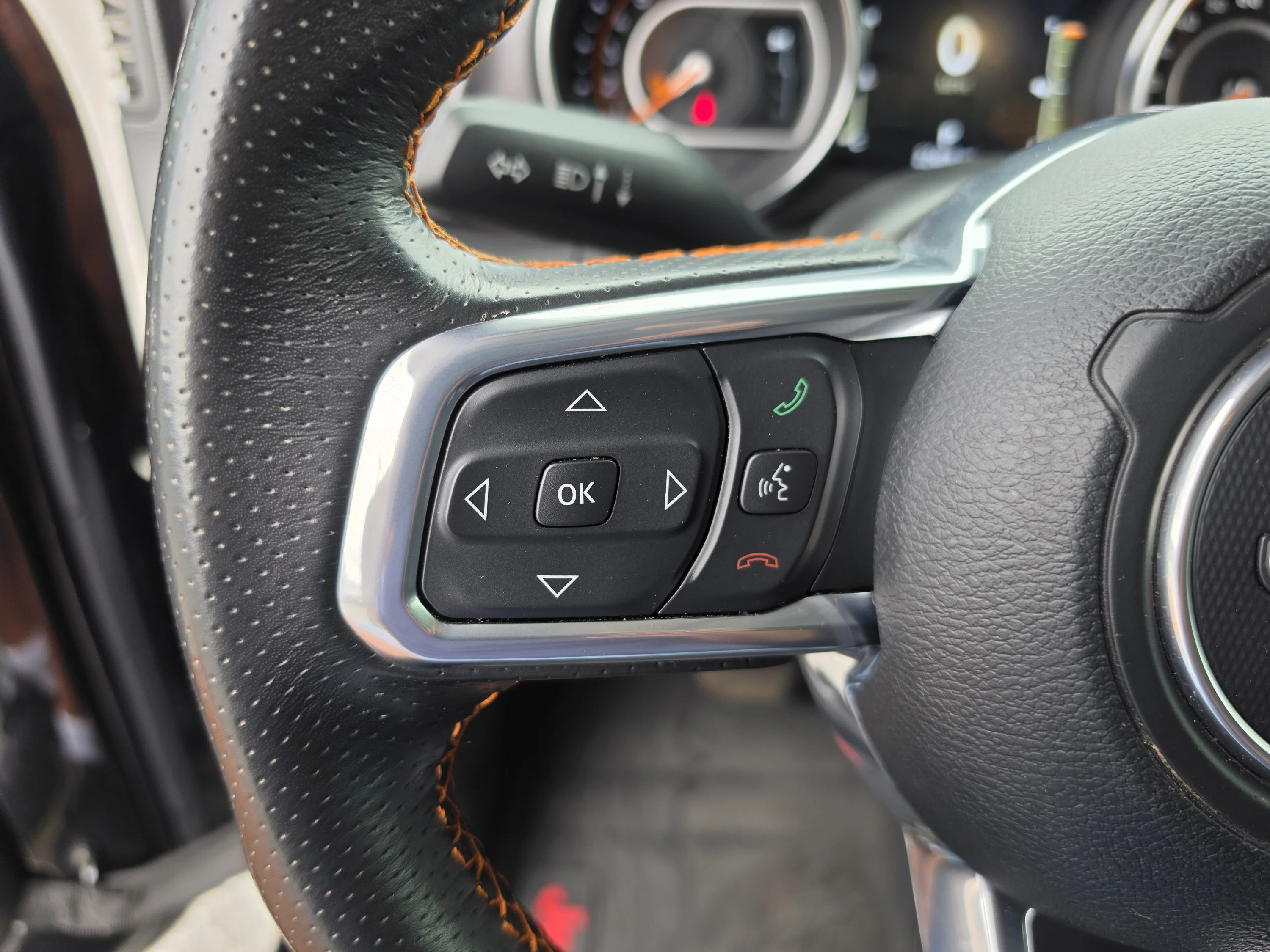 Used 2023 Black Clearcoat Jeep Mojave image 34