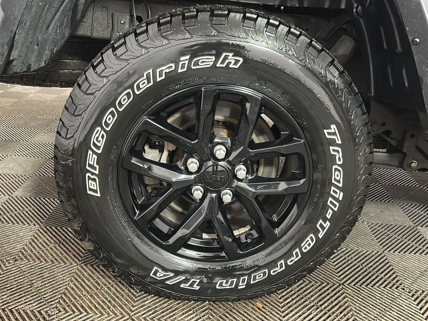 Used 2021 Granite Crystal Metallic Clearcoat Jeep Sport S image 2