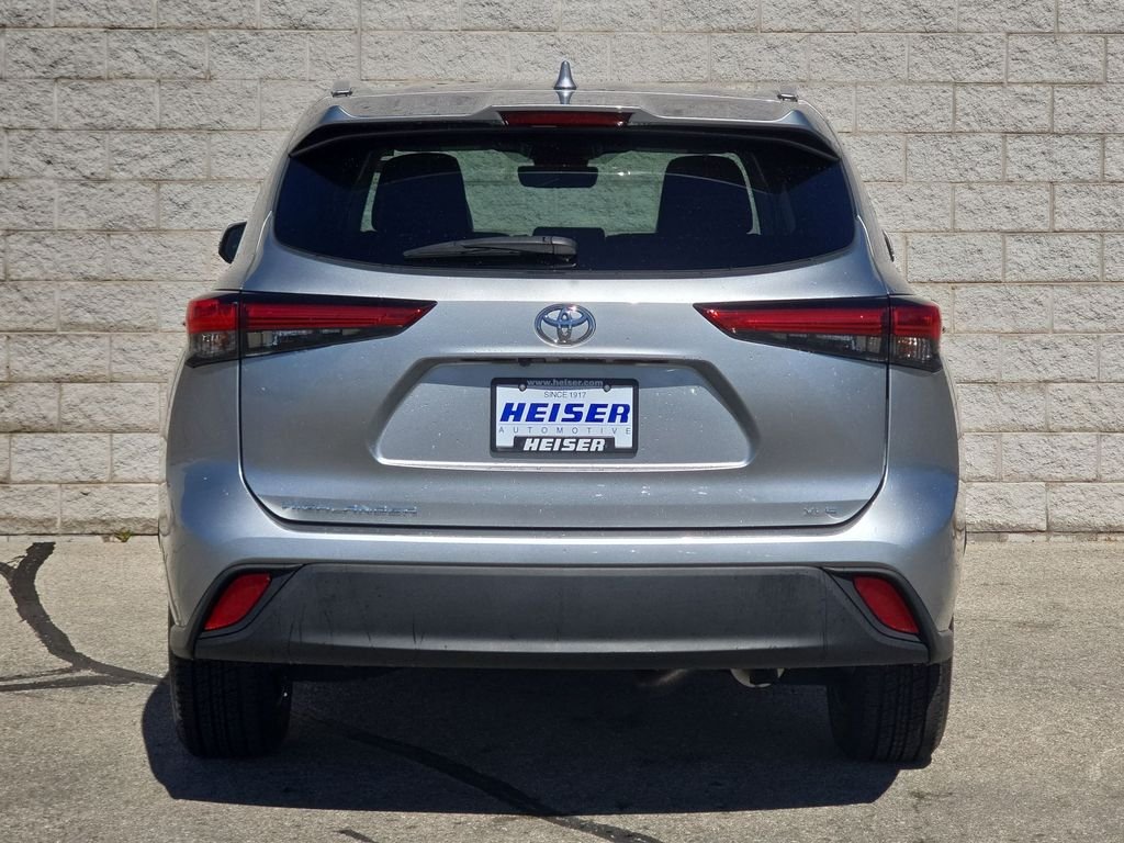 Used 2022 Silver Toyota XLE image 12