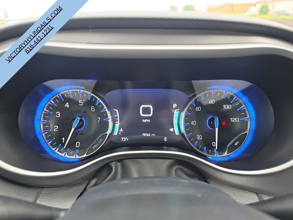 Used 2025 White Chrysler Select image 18