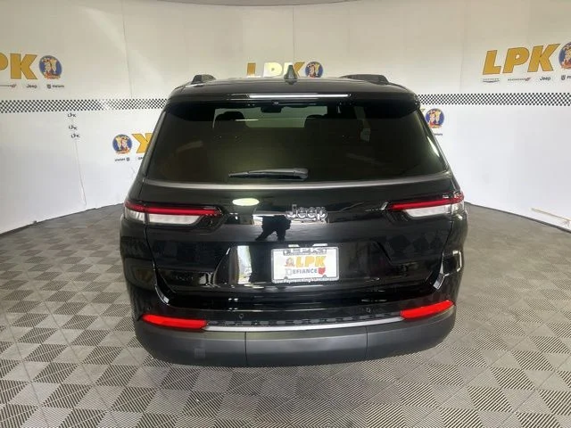 New 2026 Diamond Black Crystal Pearl-Coat Exterior Paint Jeep Limited image 4