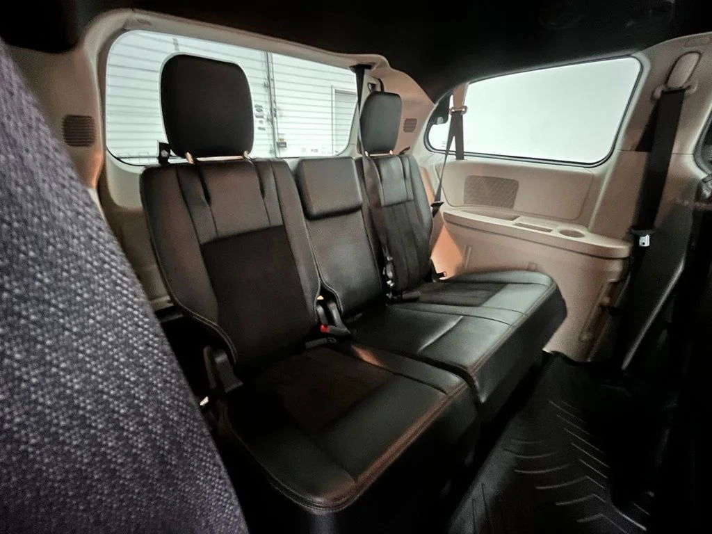 Used 2019 Black Dodge SXT image 36