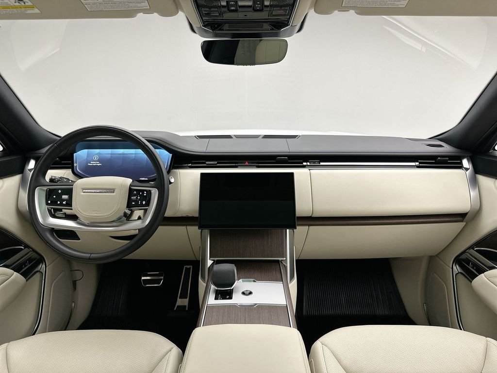 Used 2025  Land Rover SE image 20