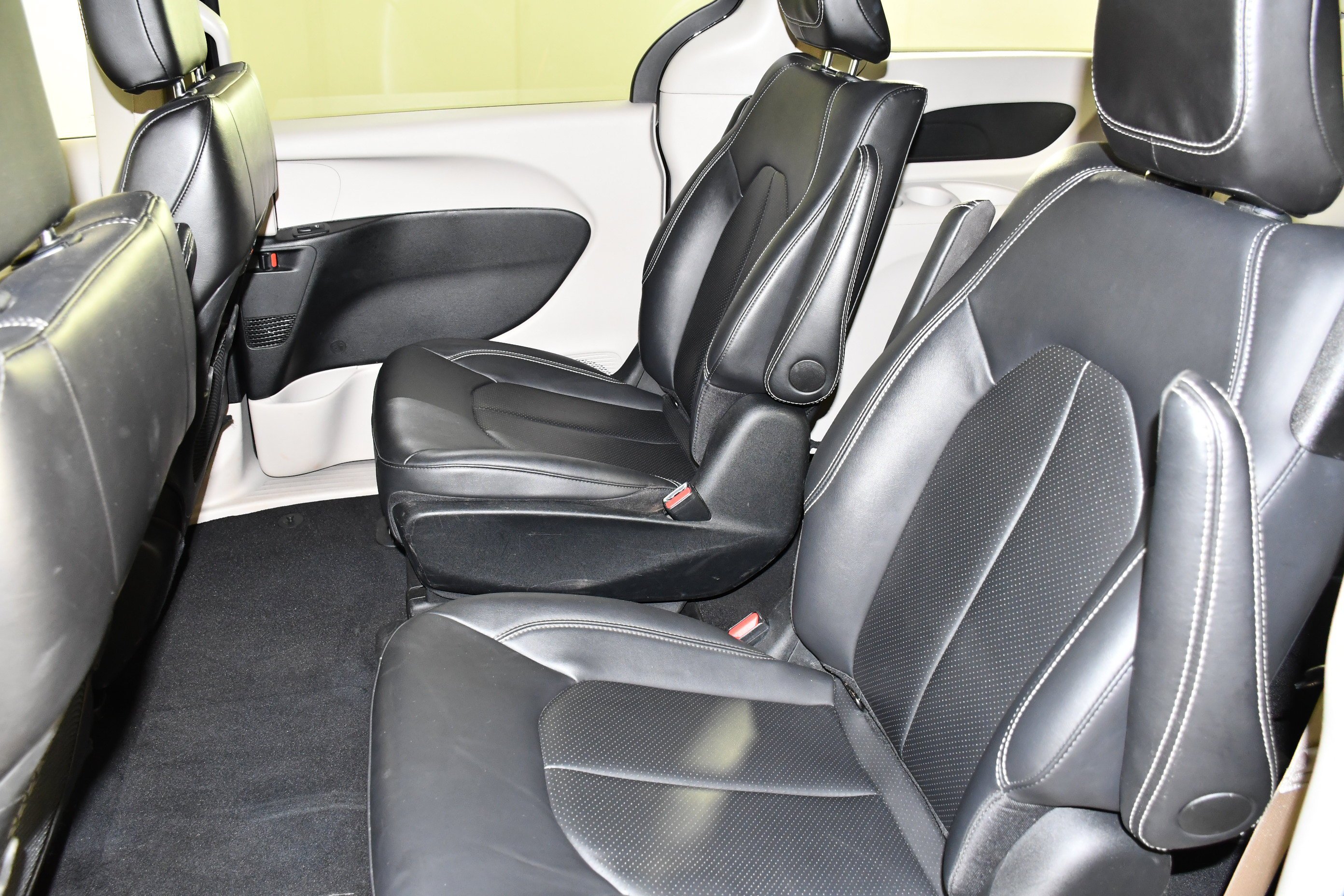 Used 2024 Diamond Black Crystal Pearlcoat Chrysler Hybrid Select image 45