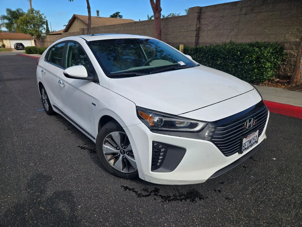 Used 2018 White Hyundai Limited image 1