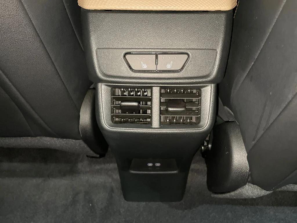 Certified Used 2025 Iridescent Pearl Tricoat Chevrolet AWD ACTIV image 28