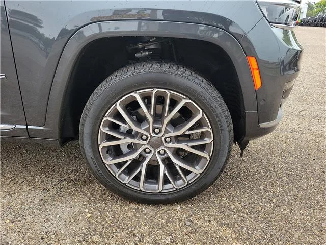 Used 2025 Gray Jeep Summit Reserve 4x4 image 7
