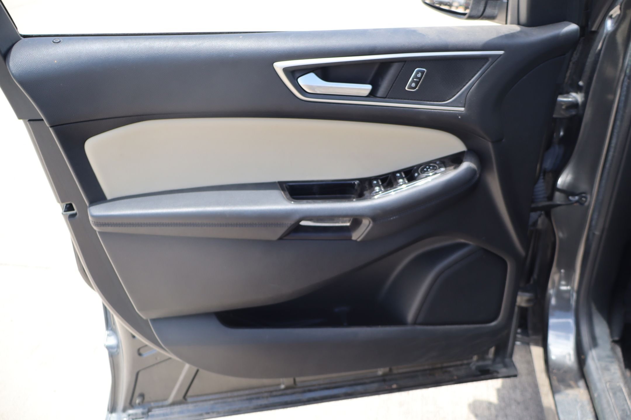 Used 2018 Gray Ford SEL image 12