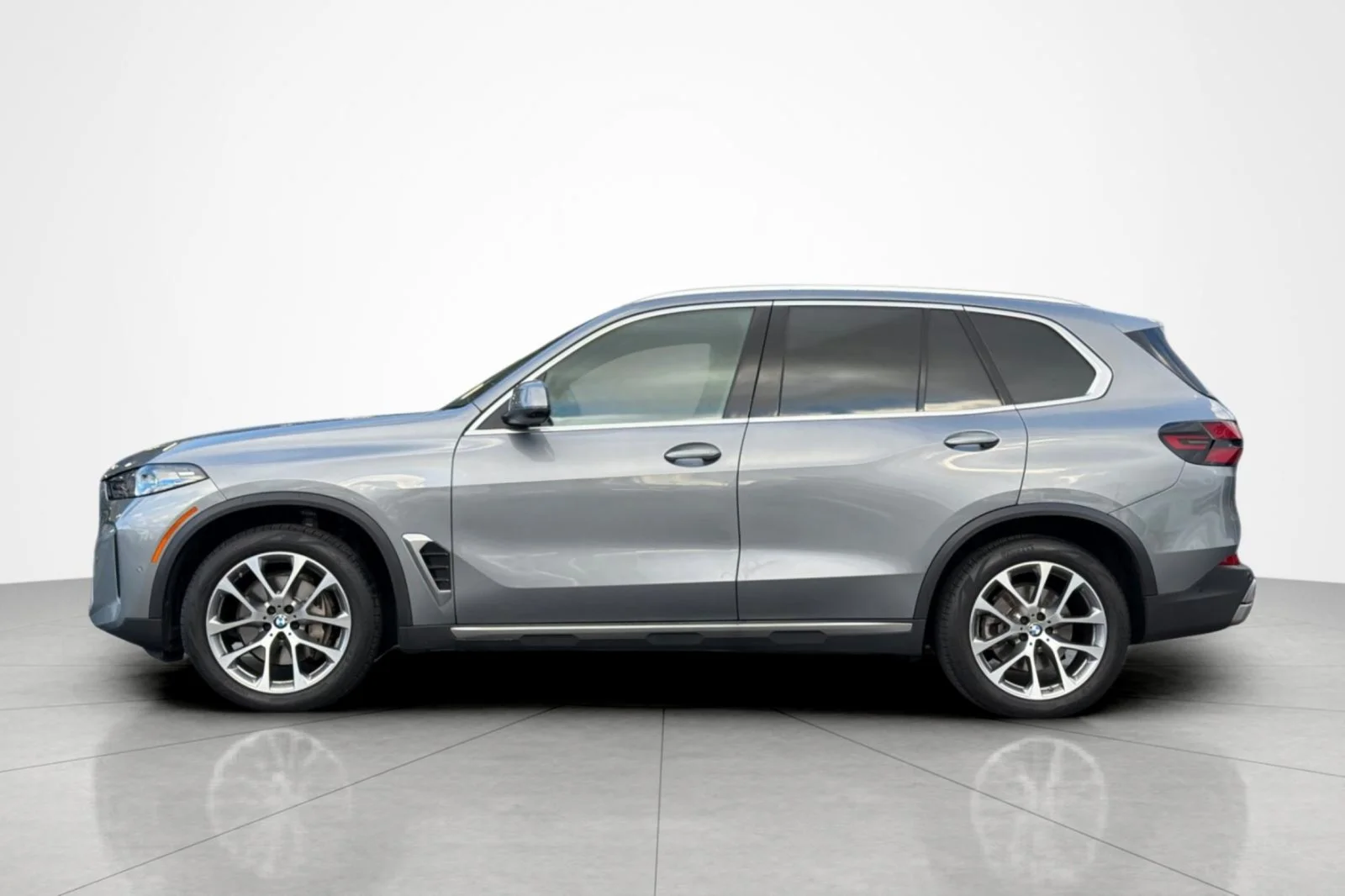 Used 2025 Skyscraper Grey Metallic BMW xDrive40i image 2