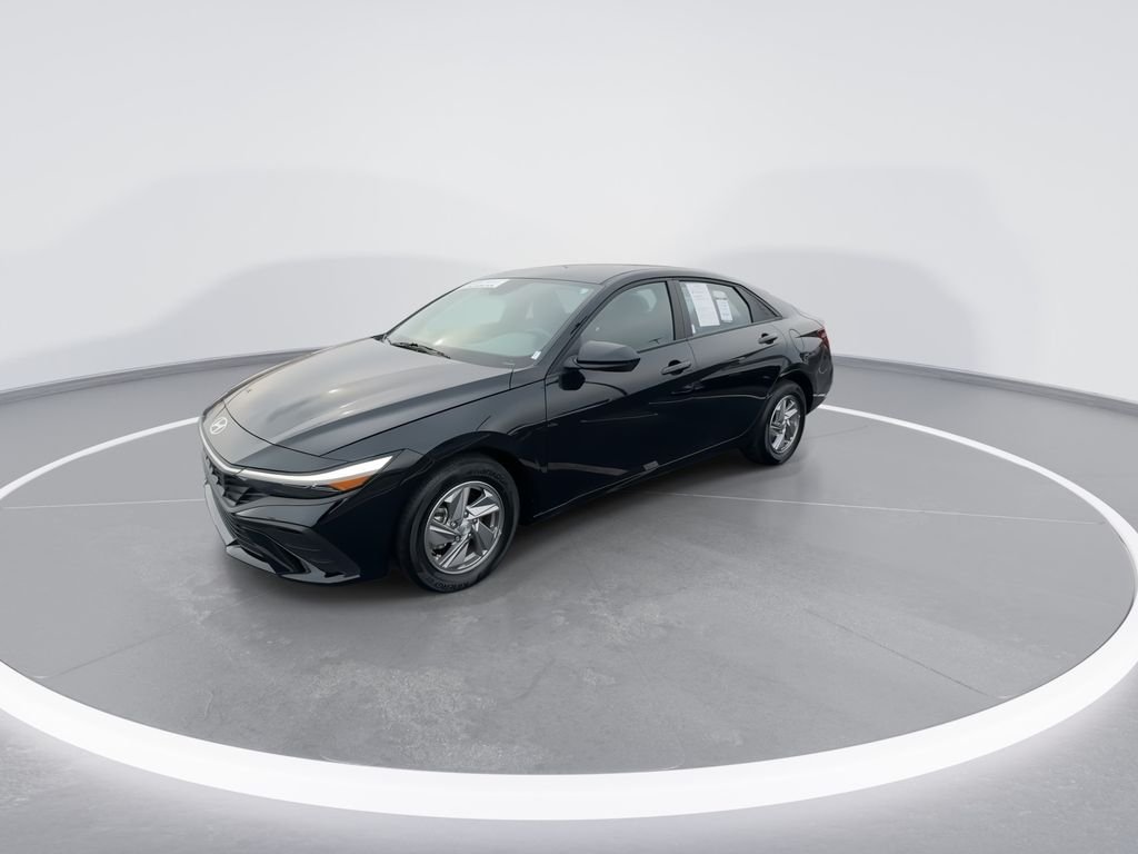 Used 2024 Black Hyundai SE image 4