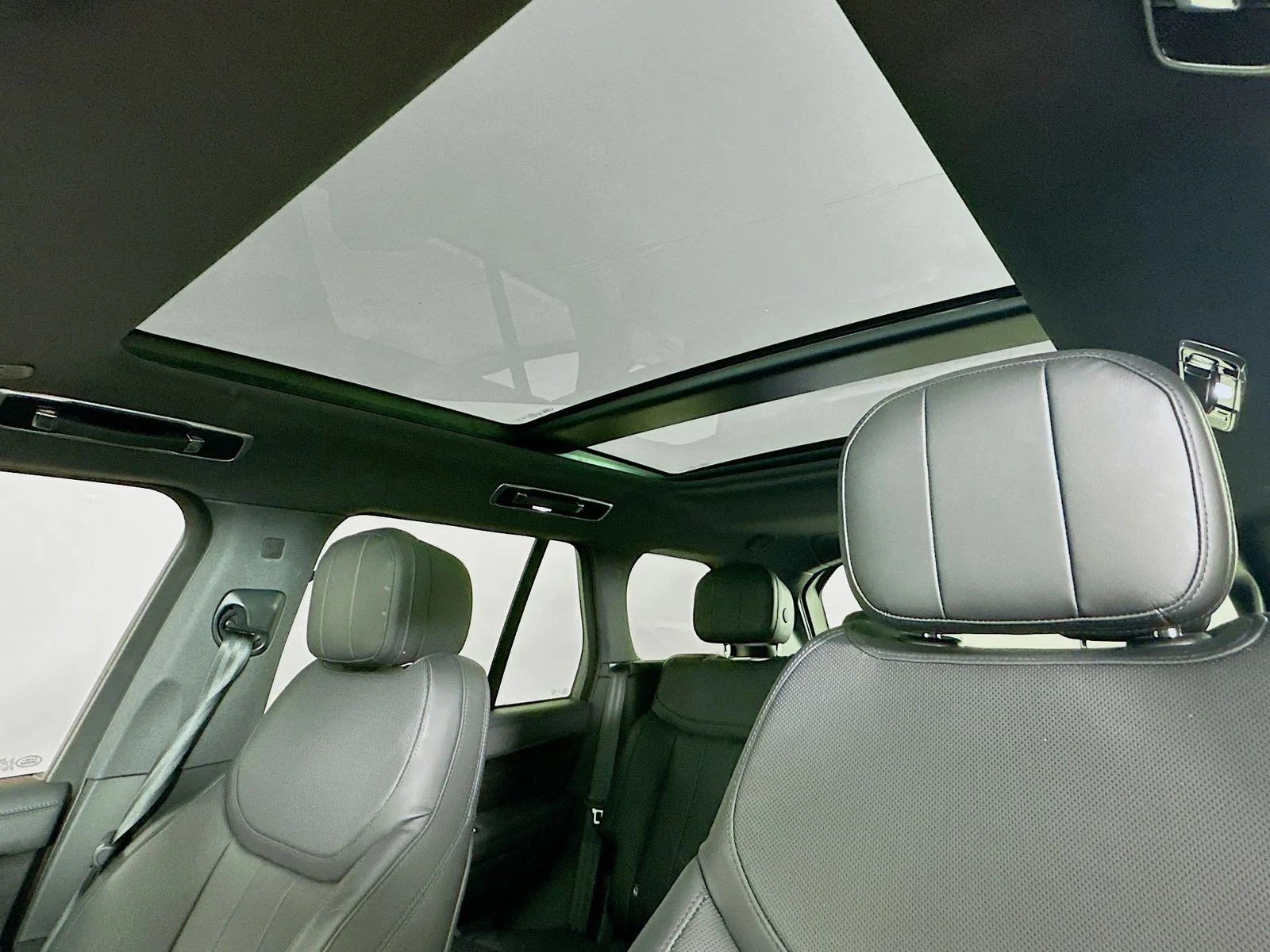 Used 2024  Land Rover  image 28