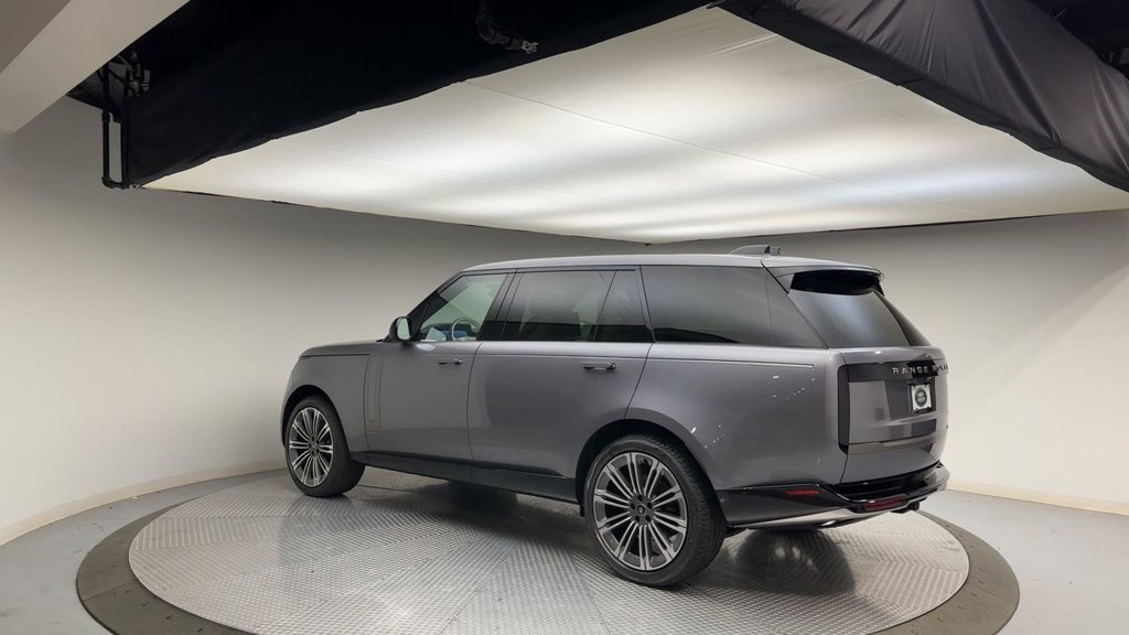 Used 2024  Land Rover SE image 6