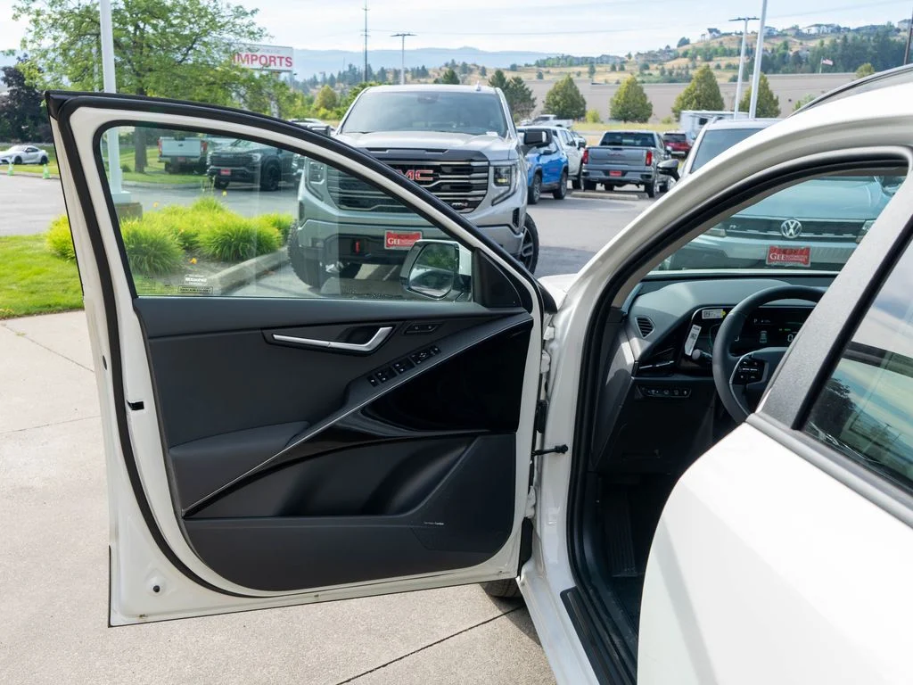 New 2026 Snow White Pearl Kia SX image 16