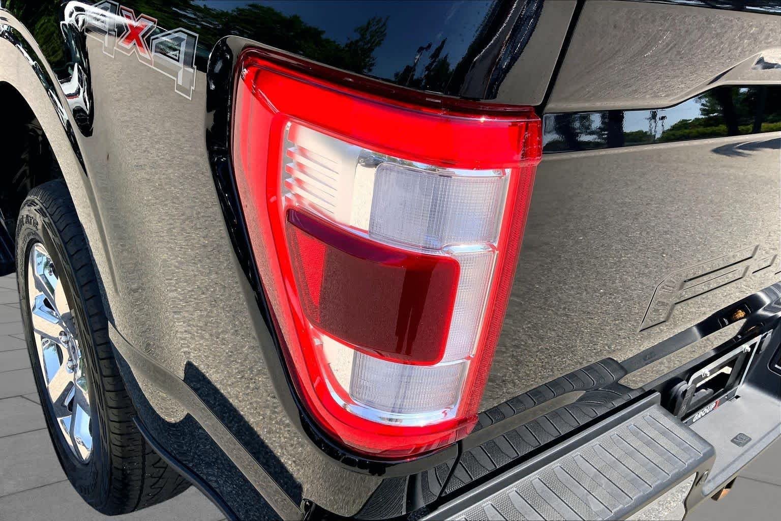 Used 2023 Agate Black Metallic Ford LARIAT image 28