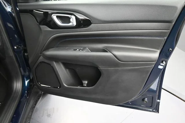 New 2026 Fathom Blue Pearl-Coat Exterior Paint Jeep Latitude image 22