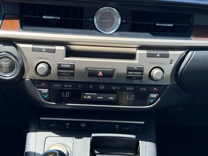 Used 2013 Nebula Gray Pearl Lexus 4dr Sdn image 16