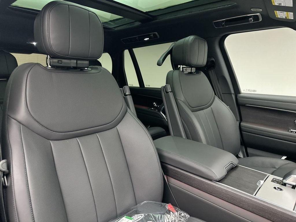 New 2026 Eiger Grey Land Rover SE image 6