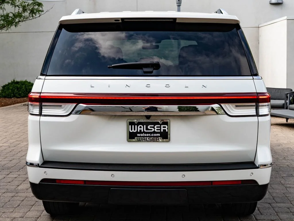 Used 2023 Pristine White Metallic Tri-Coat Lincoln Reserve image 7