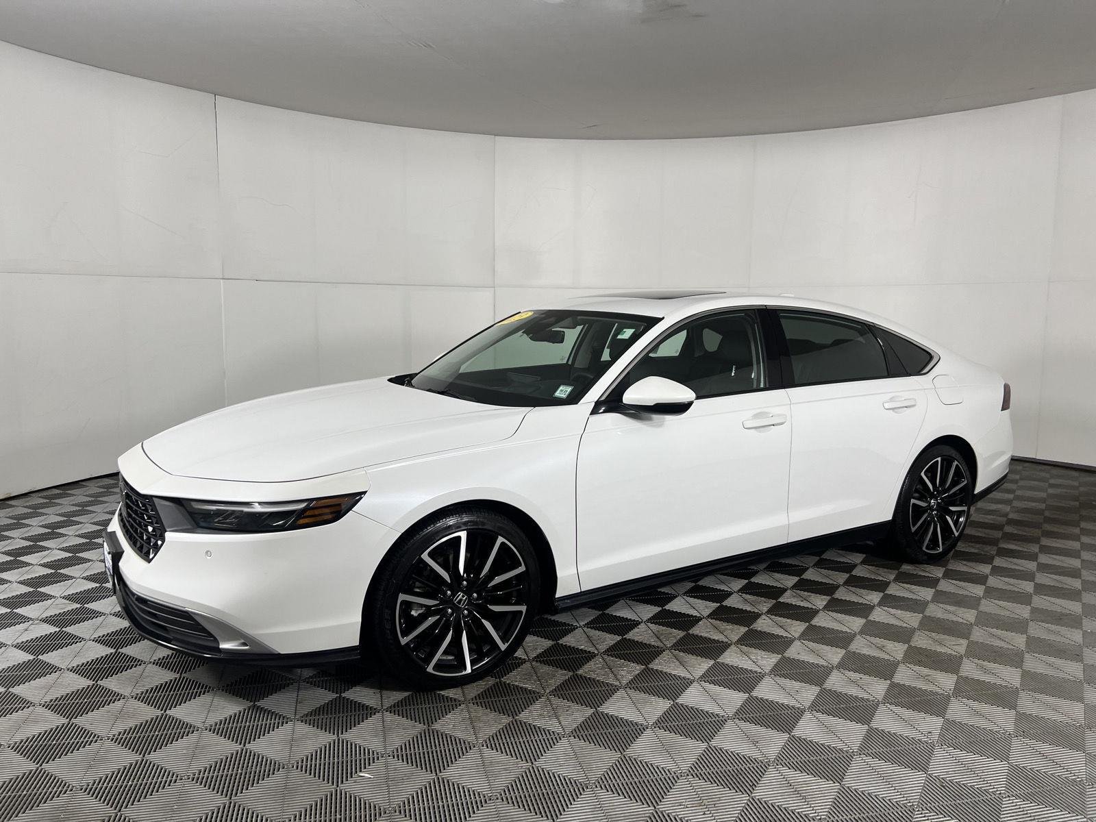 Used 2023 Platinum White Pearl Honda Touring image 20