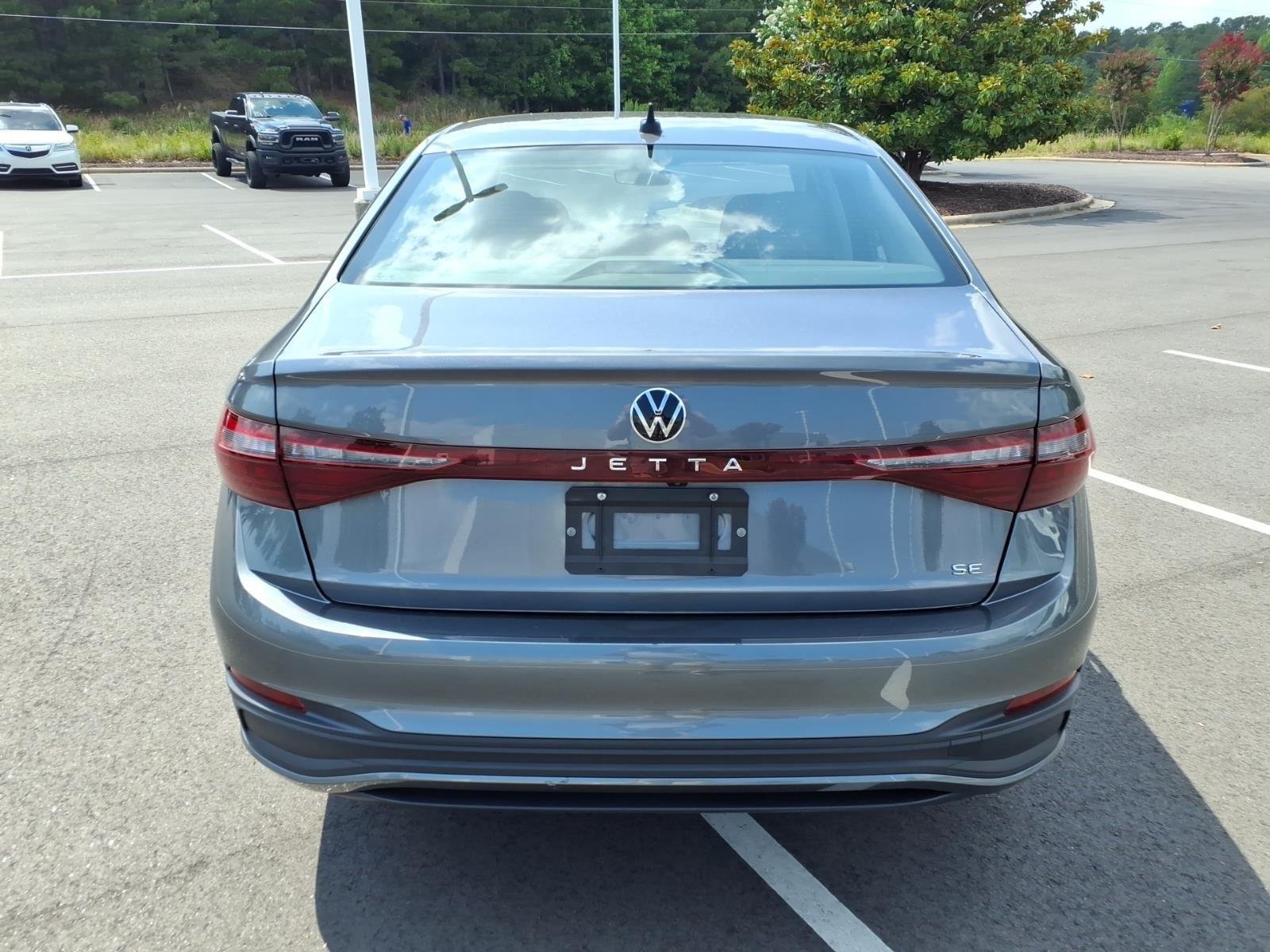 Used 2025  Volkswagen SE image 10