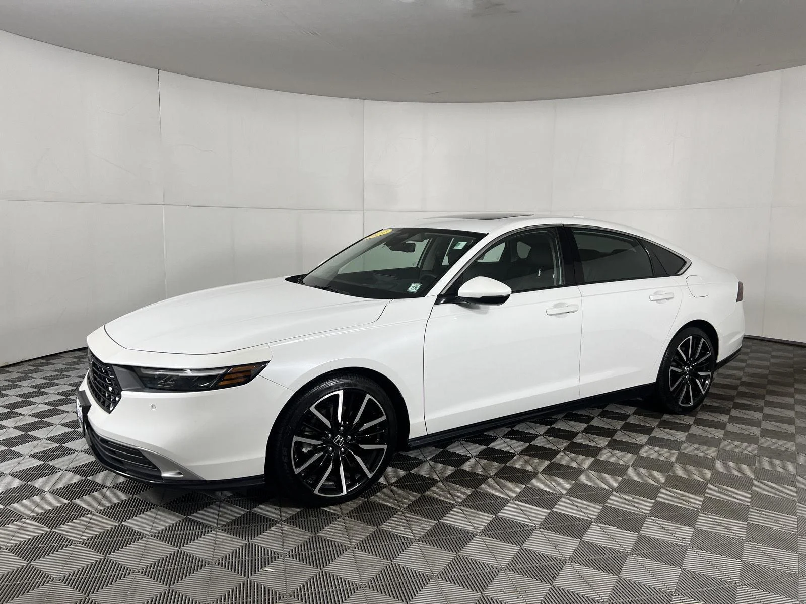 Used 2023 Platinum White Pearl Honda Touring image 20