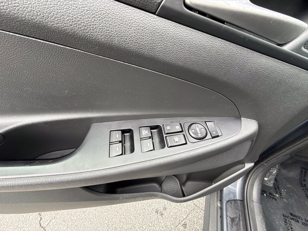 Used 2020 Blue Hyundai SE image 17