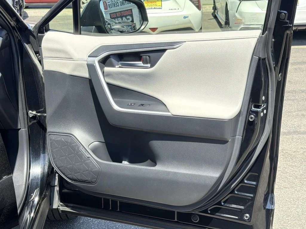 Used 2019 Midnight Black Metallic Toyota Limited image 33