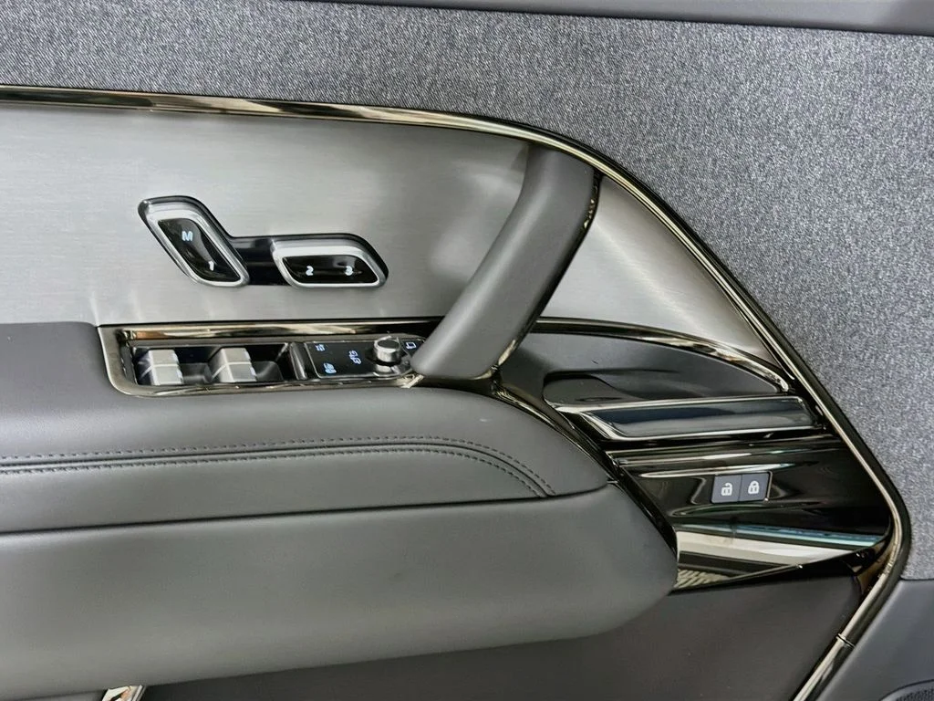 New 2027 Borasco Grey Land Rover SE image 18