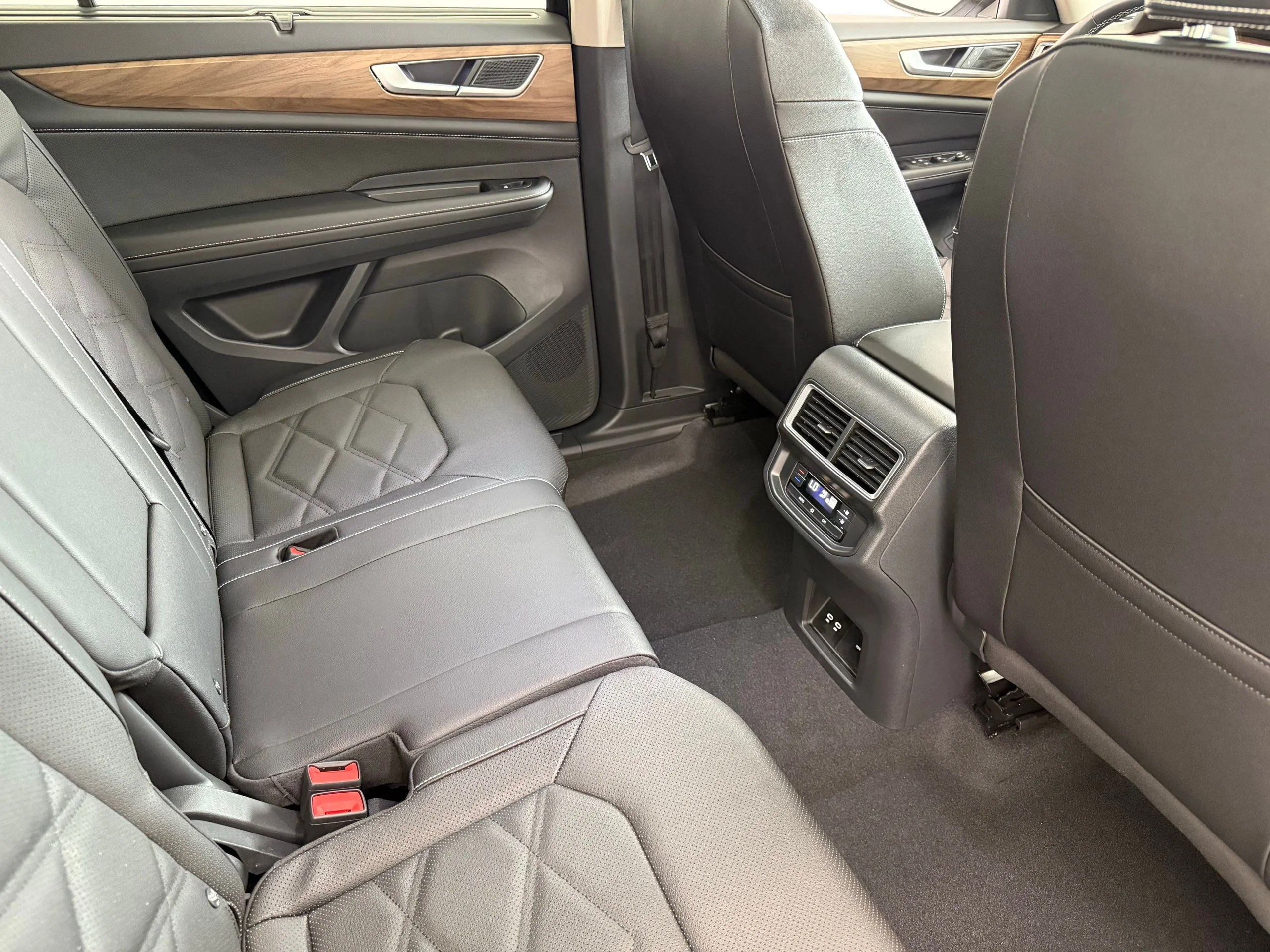 2025 Volkswagen Atlas SE w/Tech - Photo 24