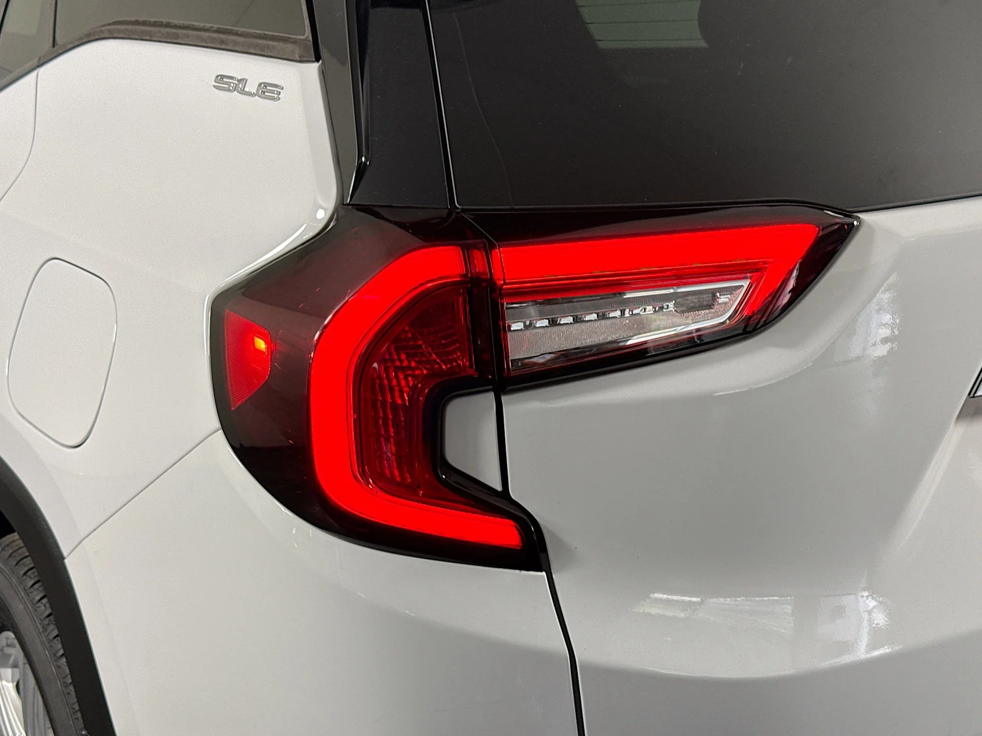 Used 2022 Summit White GMC SLE image 32