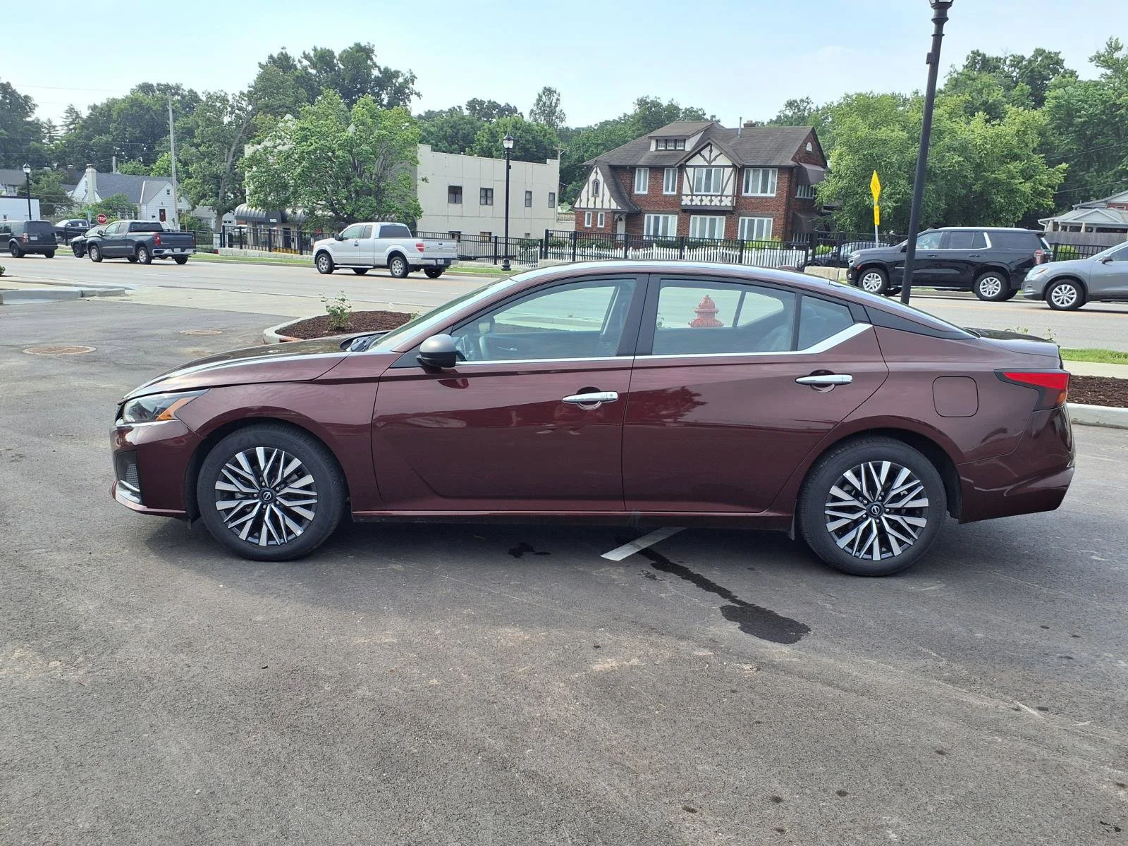 Used 2025 Garnet Pearl Metallic Nissan SV image 27