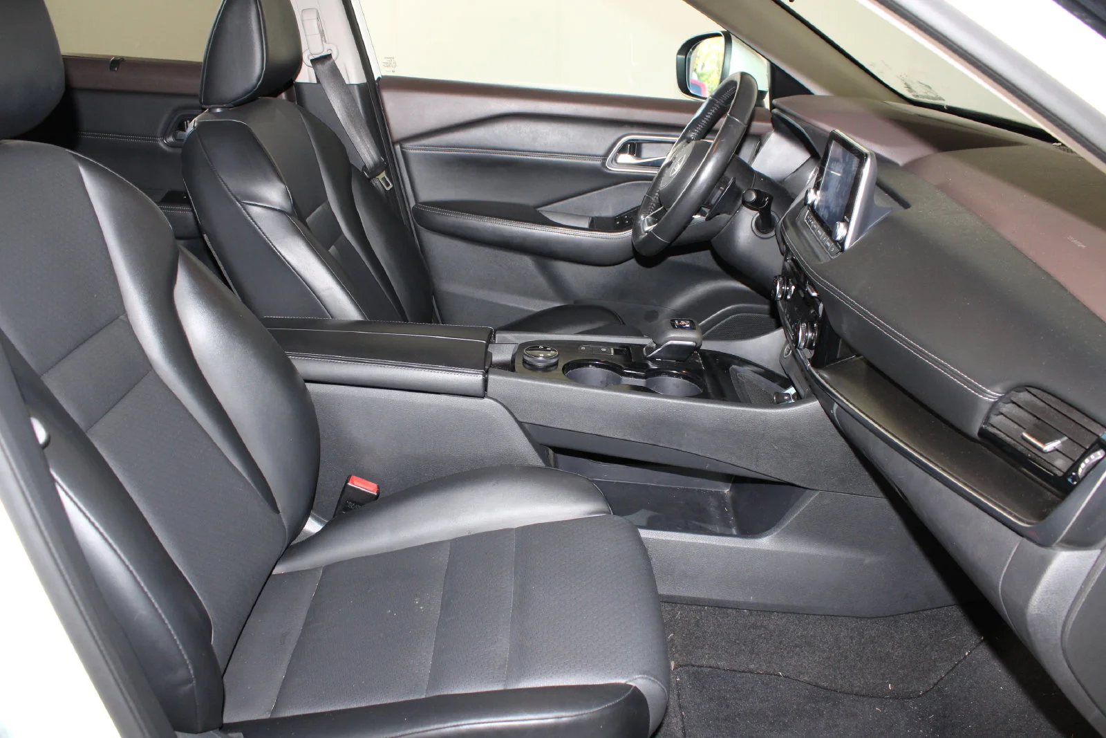 Used 2021 White Nissan SV image 27