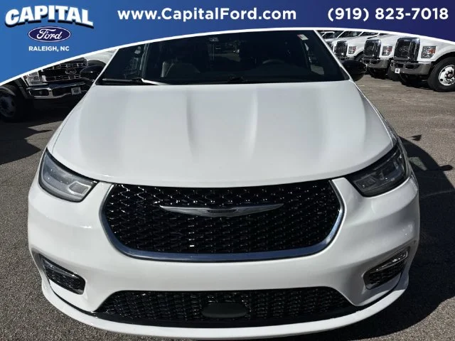 Used 2025 White Chrysler Select image 10