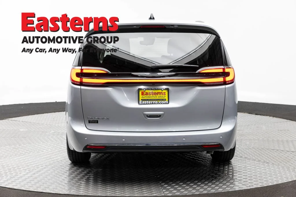 Used 2024 Silver Chrysler Touring L image 6