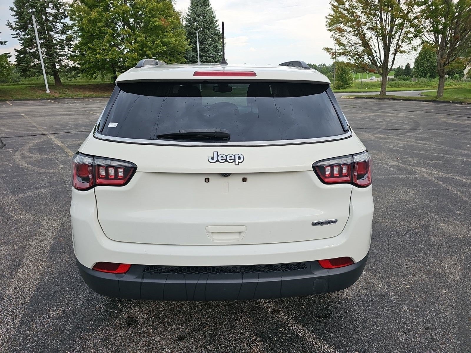 Used 2018 White Clearcoat Jeep Latitude image 4