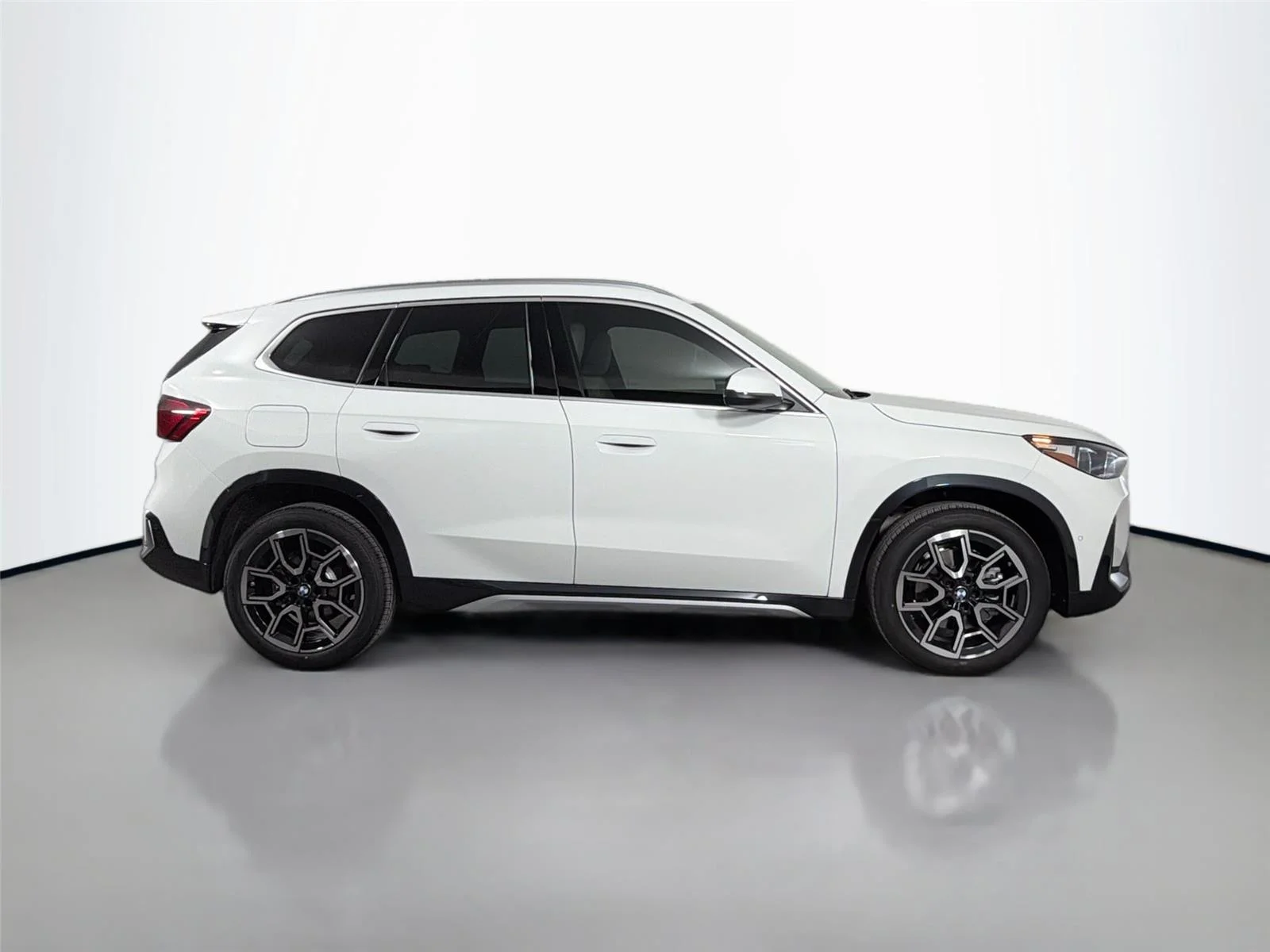 New 2026 Alpine White BMW xDrive28i image 4