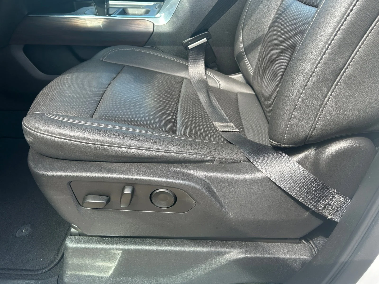 Used 2023 Summit White GMC SLT Crew Cab image 15