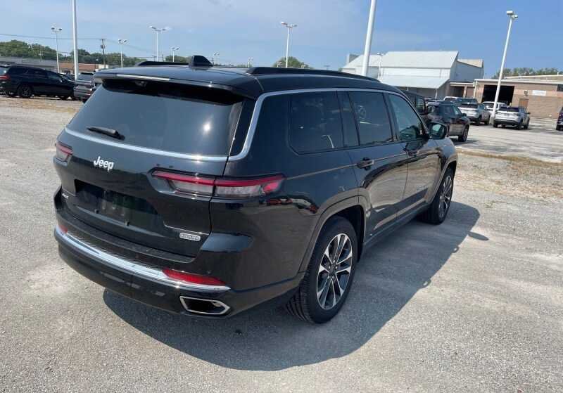 Used 2025 Diamond Black Crystal Pearlcoat Jeep Overland image 2