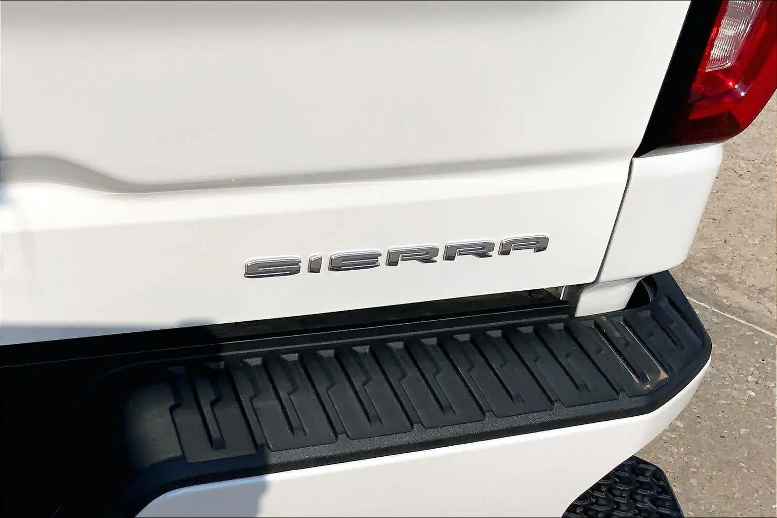 Used 2024 White Frost Tricoat GMC Denali Ultimate image 10