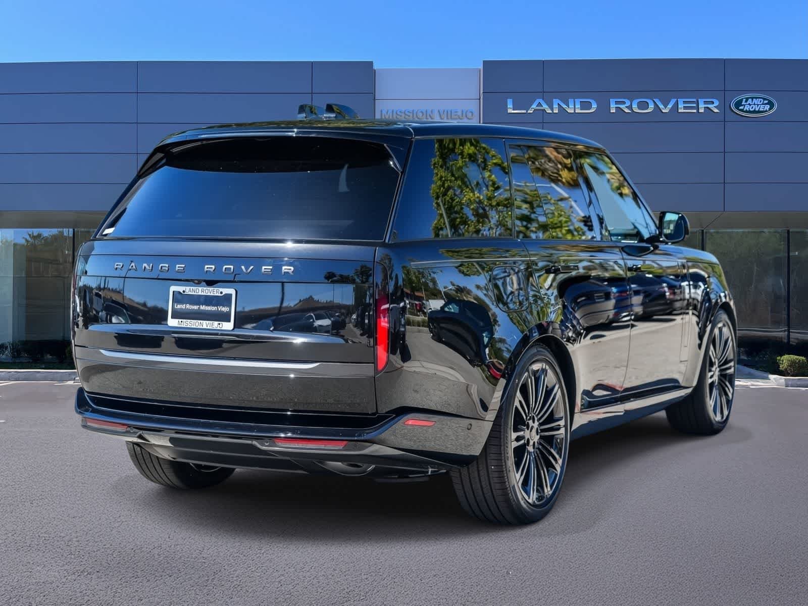 New 2026 Santorini Black Land Rover SE image 4