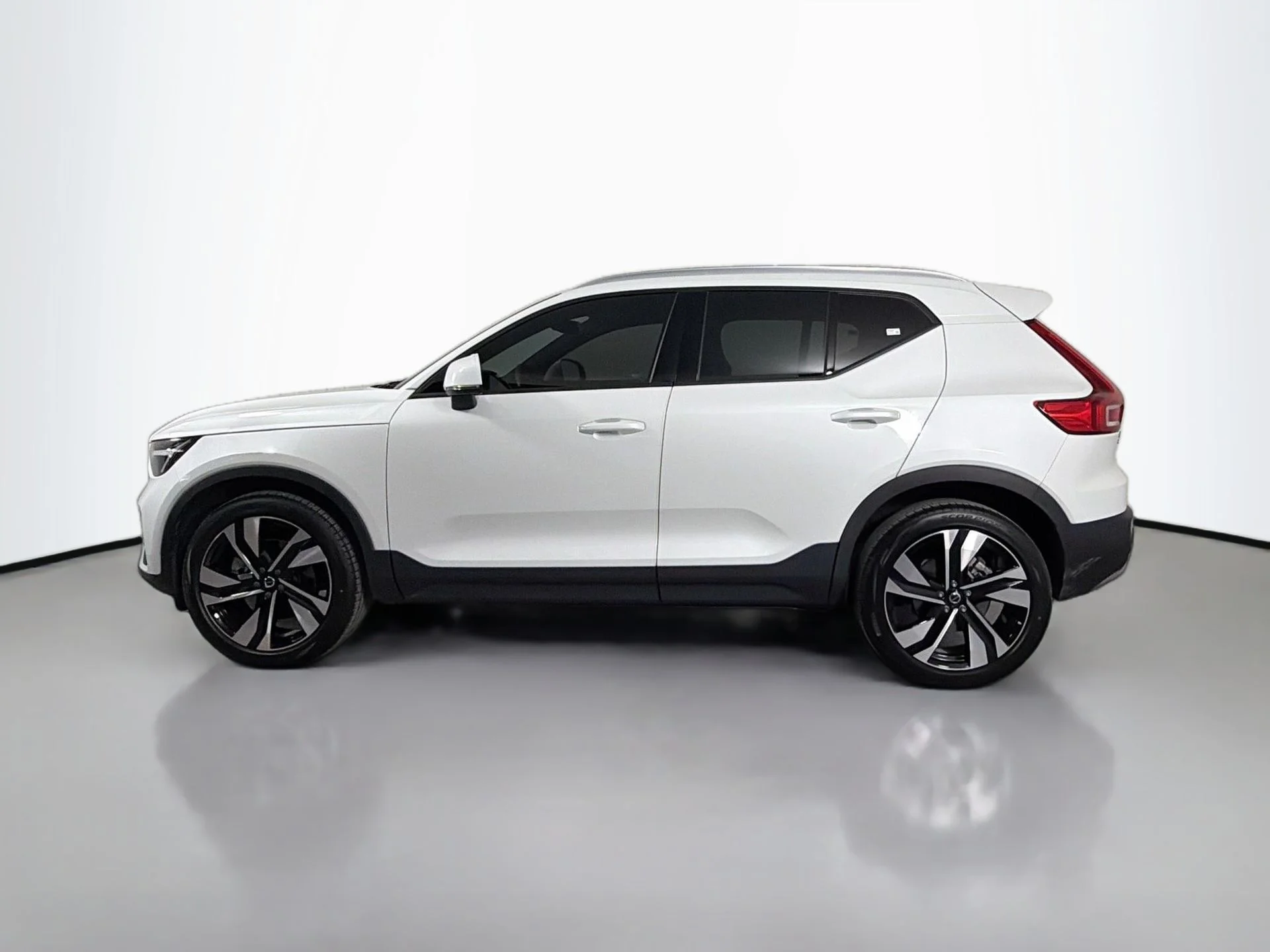 Certified Used 2023 Crystal White Volvo Core  image 9