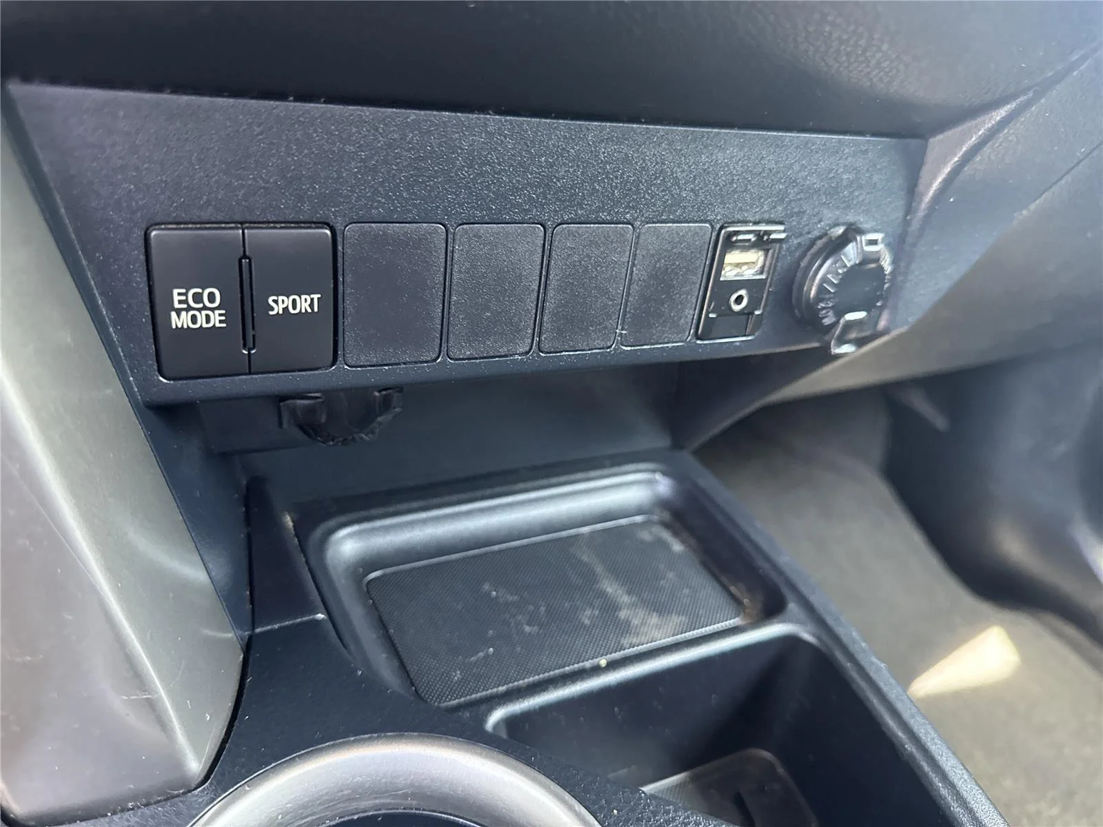 Used 2014 Pyrite Mica Toyota LE image 26