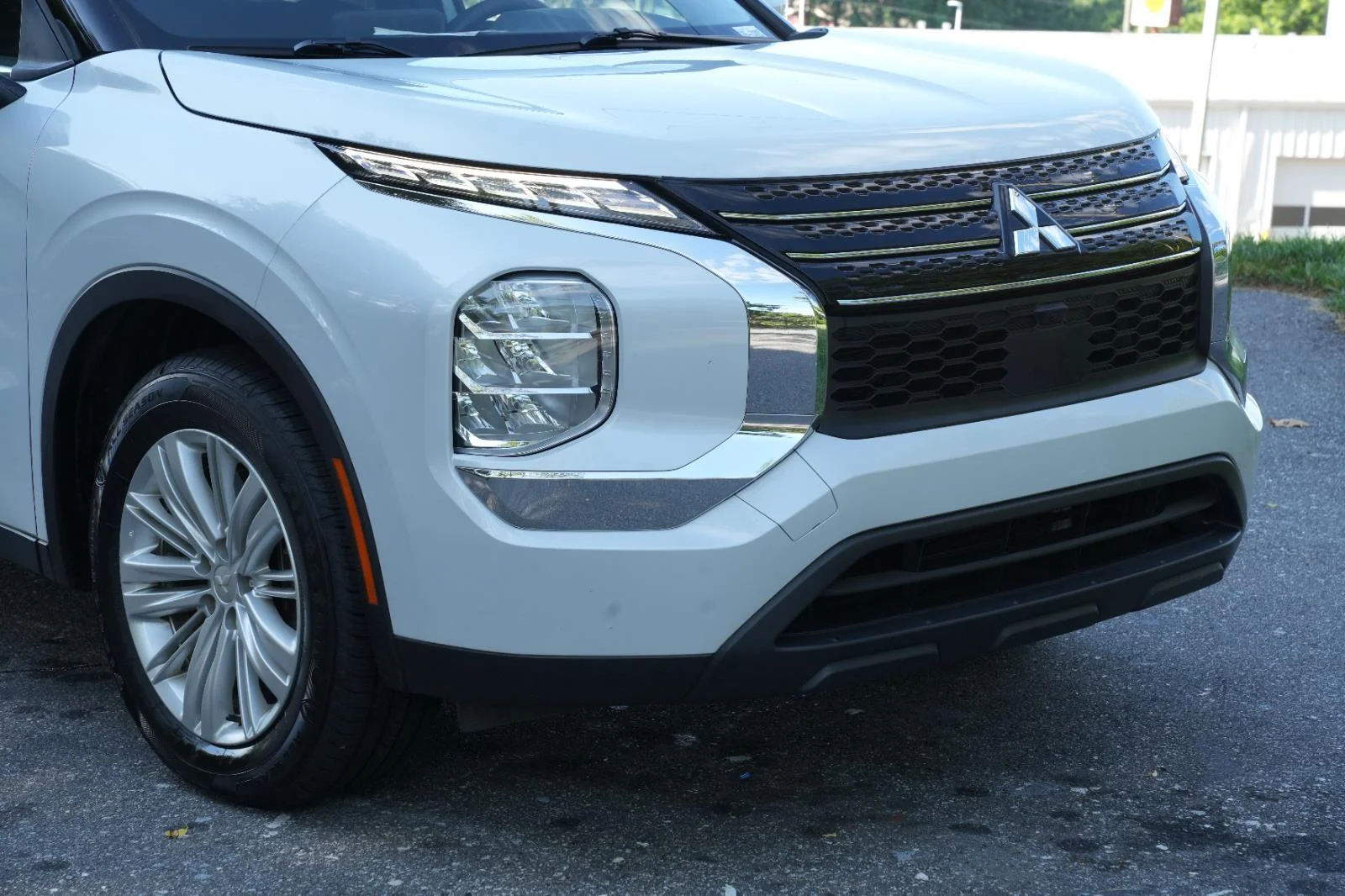 Used 2024 Silver Mitsubishi ES image 9