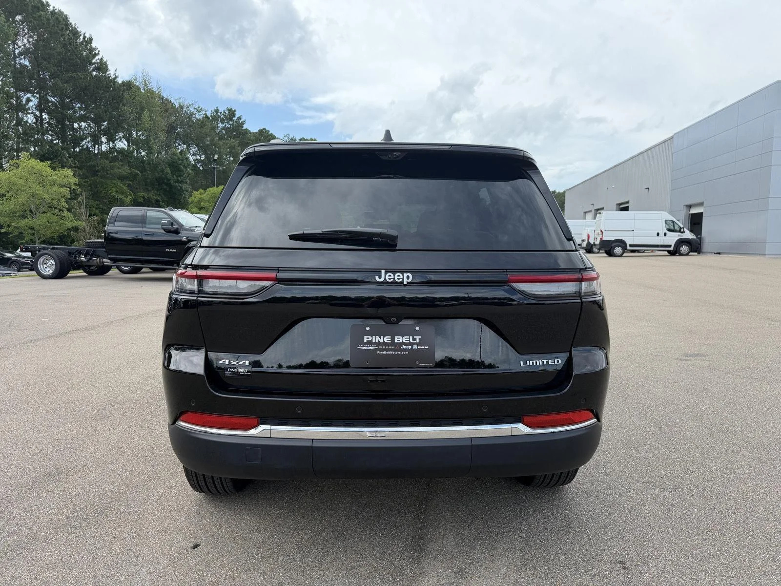 Used 2025 Diamond Black Crystal Pearlcoat Jeep Limited image 5