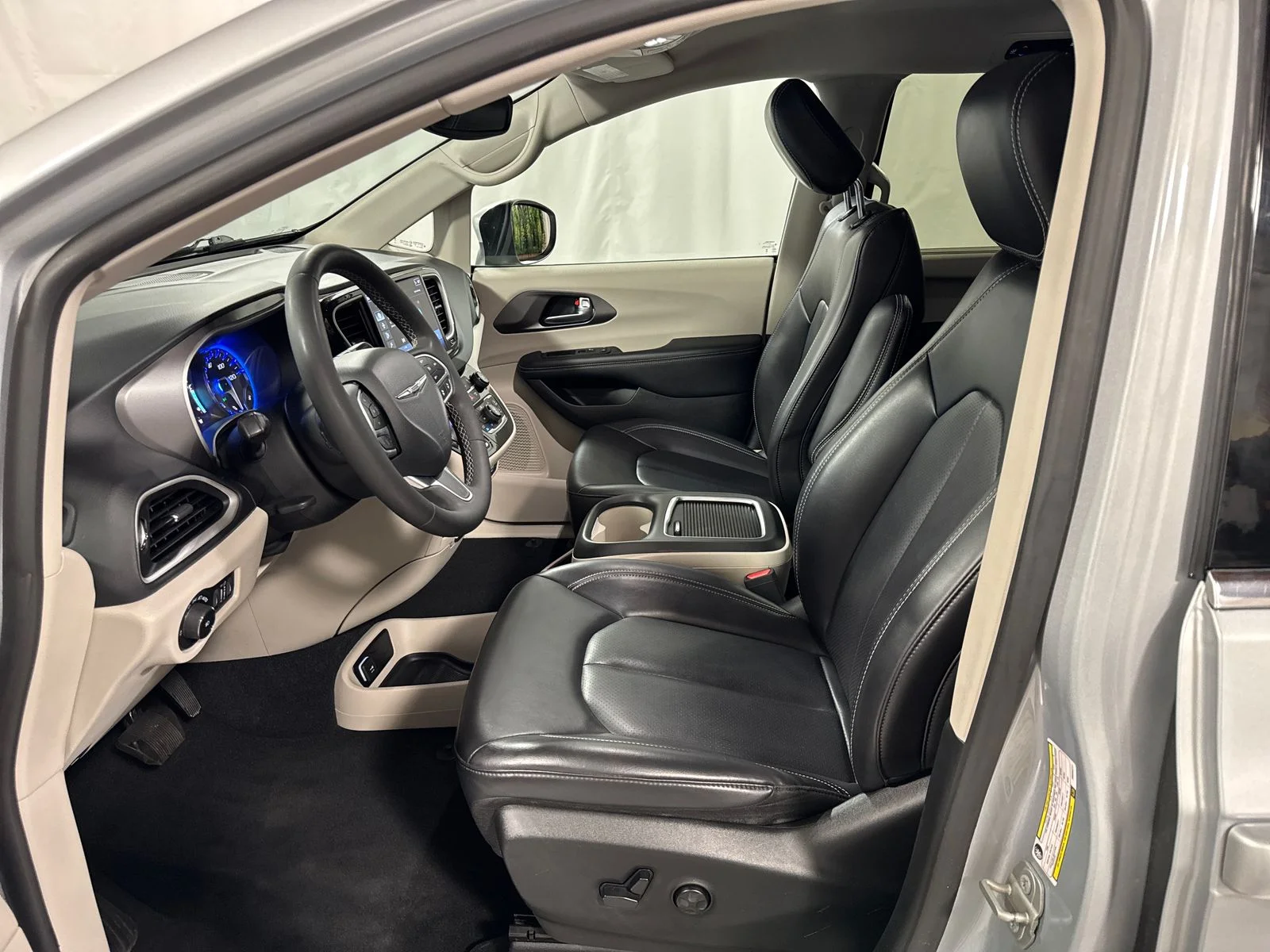Used 2023 Silver Mist Clearcoat Chrysler Touring L image 3
