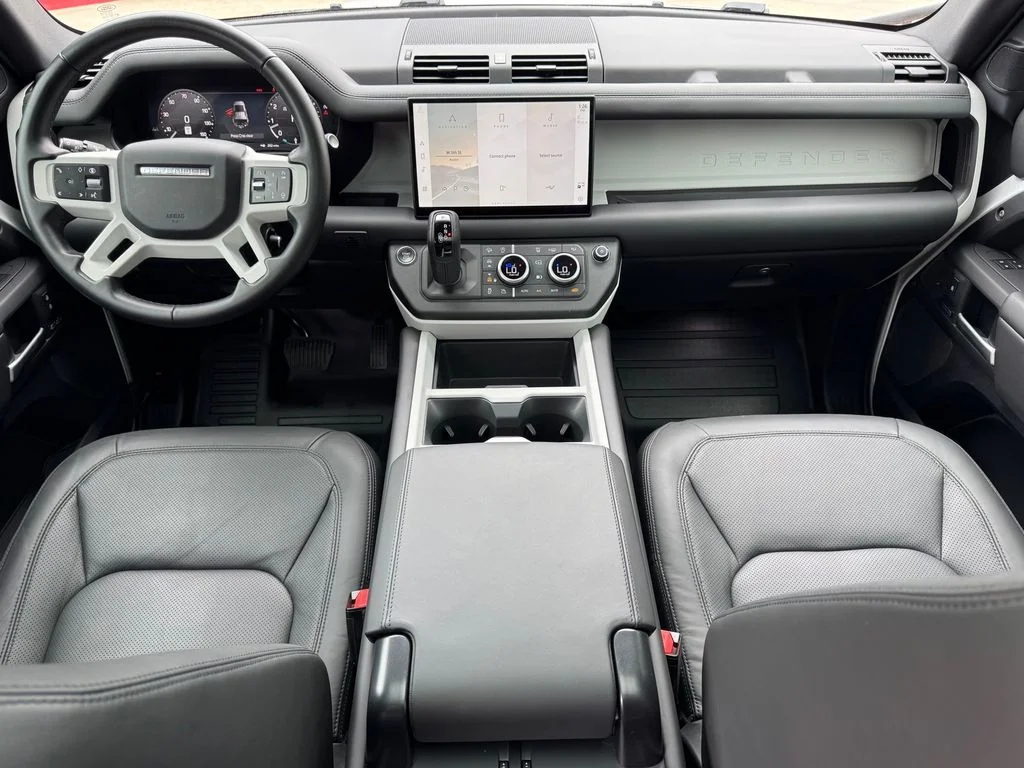 Certified Used 2025 White Land Rover X-Dynamic SE image 22