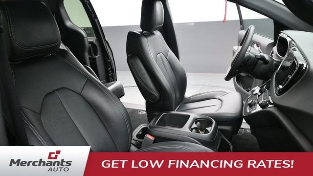 Used 2025 Black Chrysler Select image 20