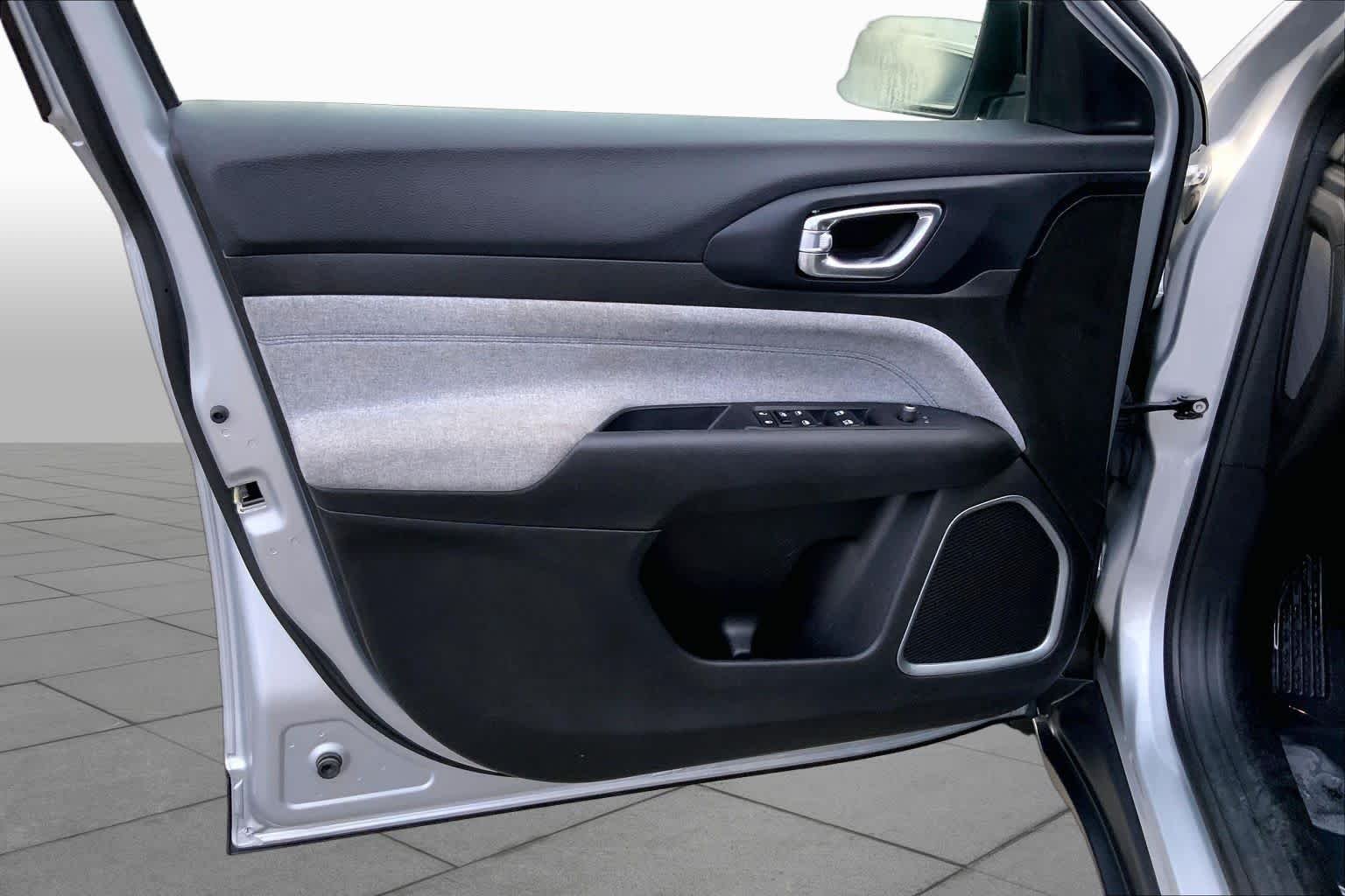 Used 2024 Silver Zynith Metallic Clearcoat Jeep Latitude image 21