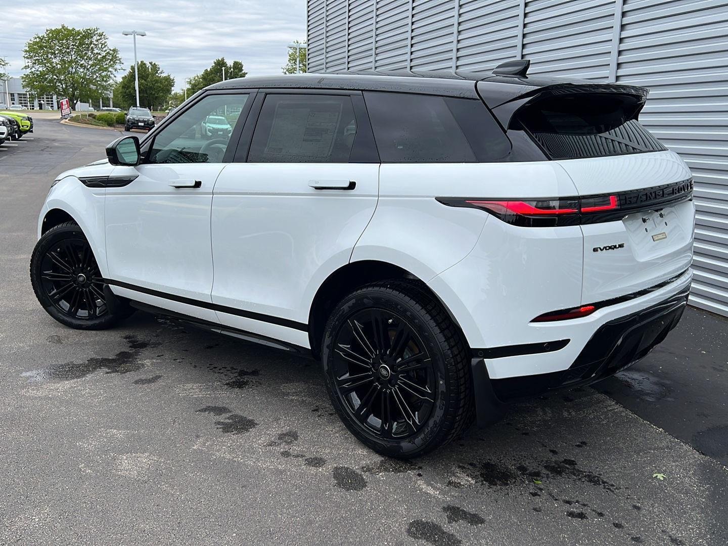New 2026 Fuji White Land Rover Dynamic SE image 3